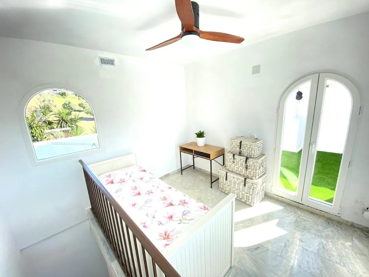 Modern Townhouse 7 Mins Walk From The Beach And 15 Mins From Port Manilva Holiday home