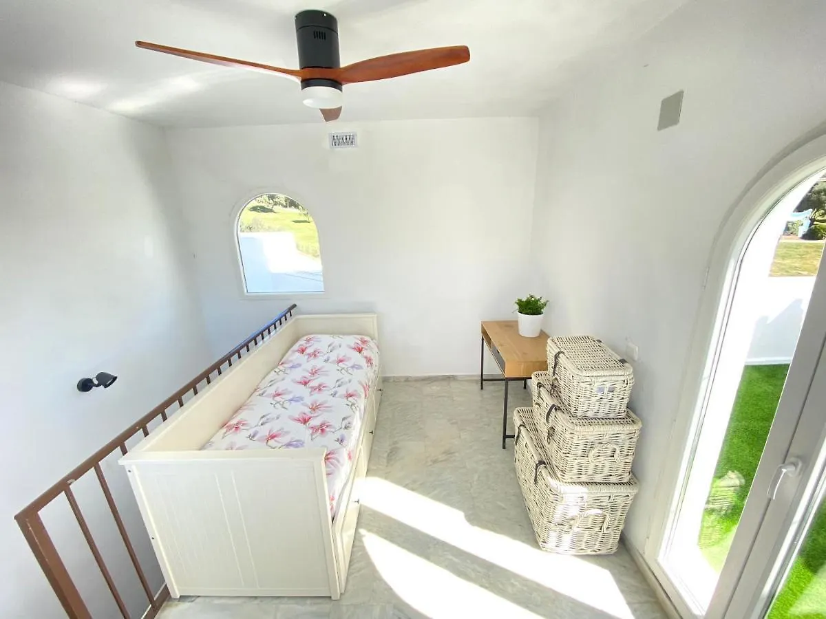 Modern Townhouse 7 Mins Walk From The Beach And 15 Mins From Port Manilva Holiday home