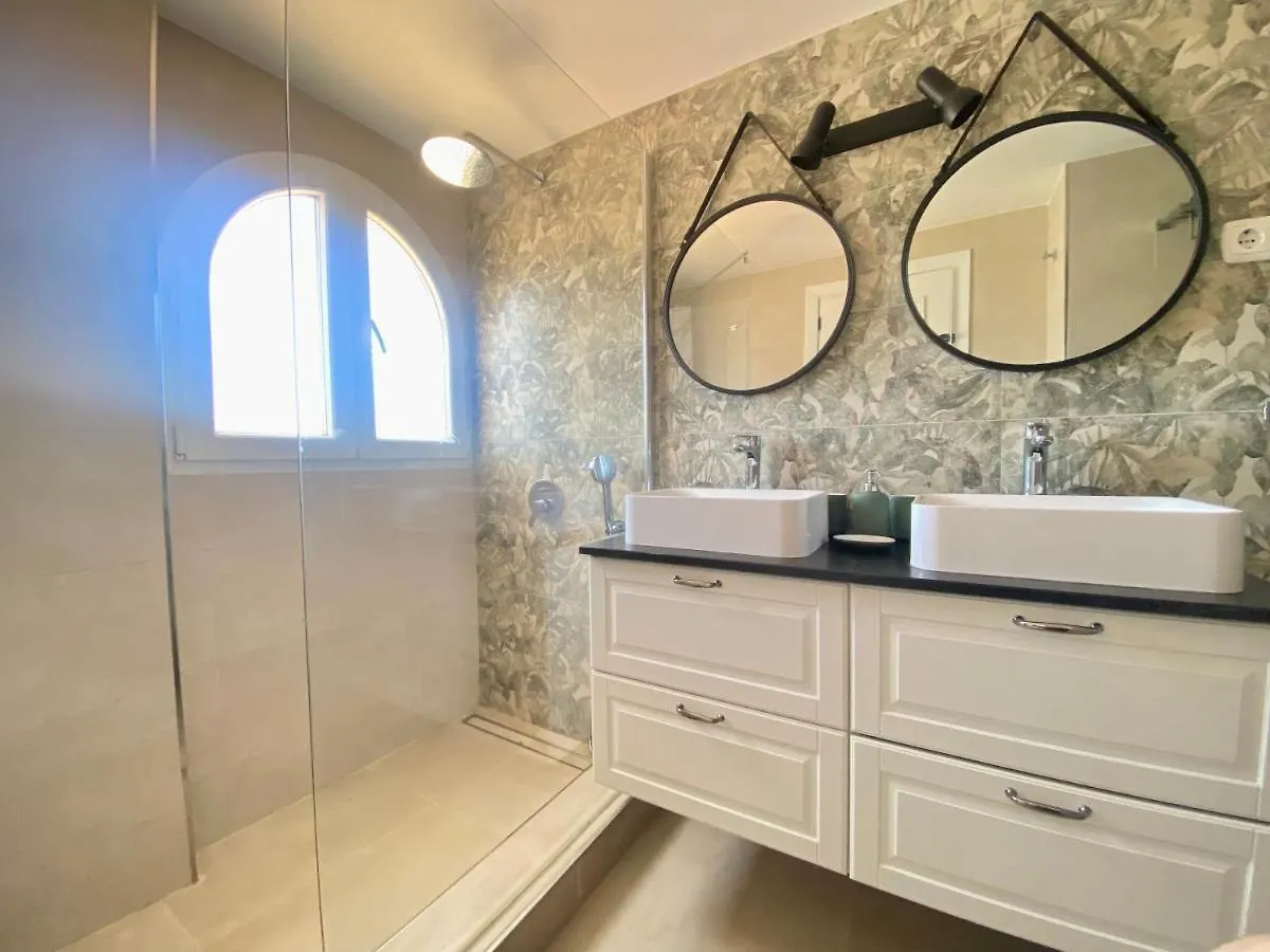 Modern Townhouse 7 Mins Walk From The Beach And 15 Mins From Port Manilva
