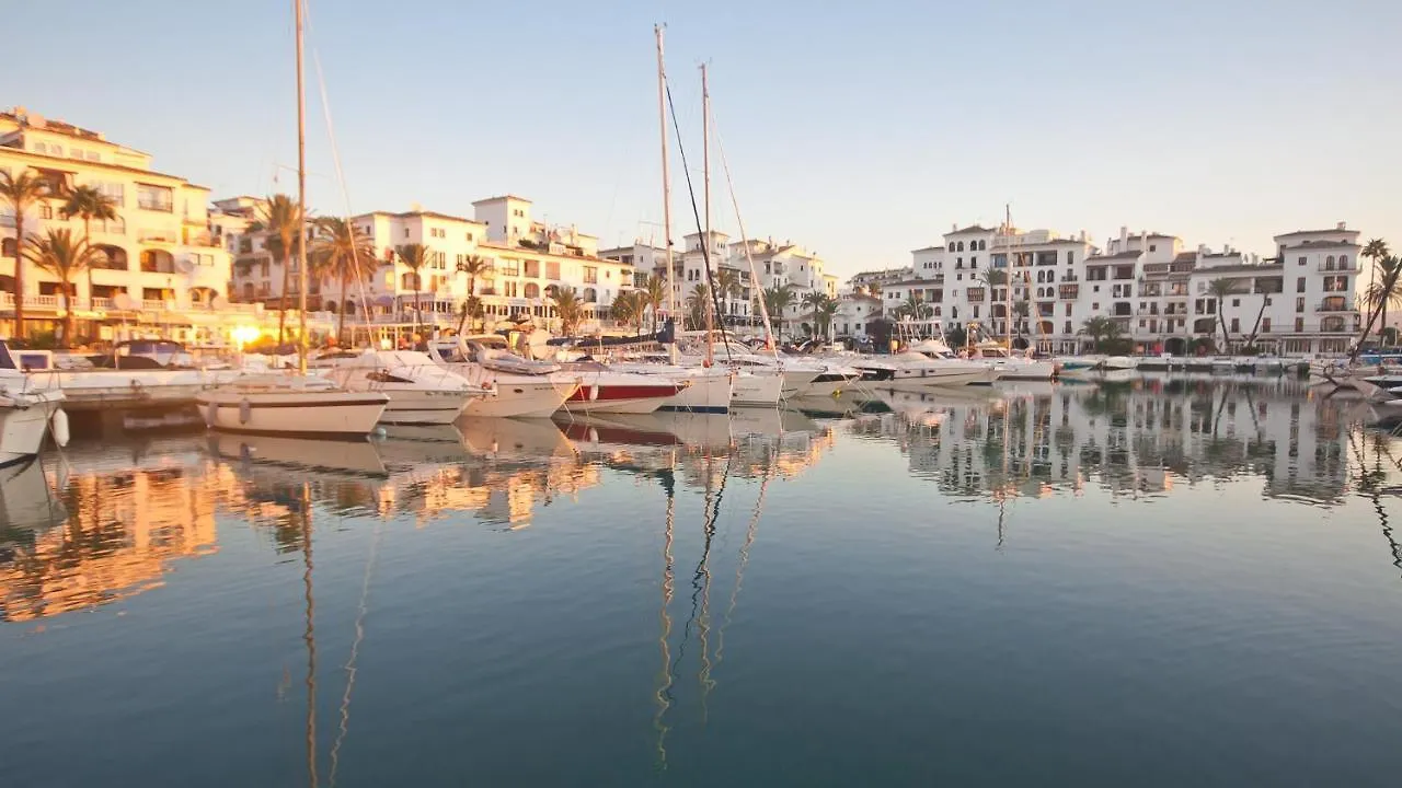 Modern Townhouse 7 Mins Walk From The Beach And 15 Mins From Port Manilva Holiday home